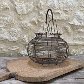 OV20111061 Large old French Fil de Fer egg basket...also nice for your shallots or garlic in beautiful condition! Size: 21 cm high (to handle) / +/- 25 cm cross section (measured over the belly)