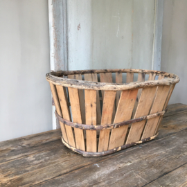 OV20110591 Original old French grape harvest basket in beautiful condition! Dimensions: 62 cm. long / 29.5 cm. high / 44 cm. cross section.