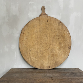 OV20110863 Antieke houten deeg/broodplank in originele kleur periode: 19de eeuw in mooie verweerde staat! Afmeting: 87,5 cm. hoog / 71,5 cm, doorsnede. bij voorkeur ophalen winkel of bezorging via koerier binnen EU, informeer naar de verzendkosten.