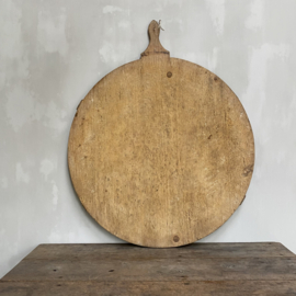 OV20110863 Antique wooden dough/bread board in original colour period: 19th century in beautiful weathered condition! Size: 87.5 cm. high / 71.5 cm. cross-section Preferably pick up from store or delivery by courier within EU, inquire about shipping costs