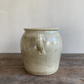 AW20111204 Grote oude Franse pot van grès aardewerk in prachtige kleur en staat (kleine chip onderzijde rand, zie foto) Afmeting: 27 cm hoog / 22 cm doorsnede
