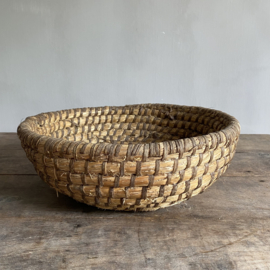 OV20110943 Old French originally bread basket of woven straw in beautiful condition! Size: 43.5 cm in cross section / 15 cm high