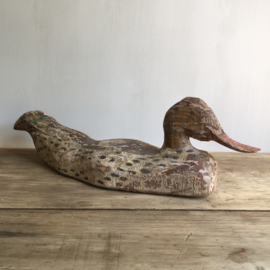 OV20110606 Grote houten antieke Franse lokeend handbeschilderd en prachtige aardse kleuren... Afmeting: 42,5 cm. lang / 13 cm. hoog.