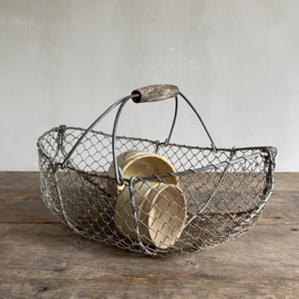 BU20110139 Small old French iron wire harvest basket, beautifully weathered by the sun and in beautiful condition. Size: 41 cm long / 14 cm high (to the handle) / 27.5 cm cross section.