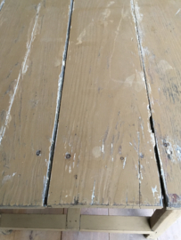 OV20110665 Oude Franse boerentafel met lade in vakverdeling en de originele sleetse kleur. In mooie staat! Afmeting: 1.33 lang / 76,5 breed / 71 cm. hoog Alleen ophalen of bezorgen tegen vergoeding.
