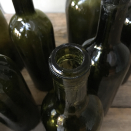 OV20110557 Oude Franse mondgeblazen wijnflessen in prachtig groen en met "ziel in de fles" bodem. Allemaal in prachtige staat! Afmeting: 30 cm. hoog / 7 cm. doorsnede. Vermelde prijs is per stuk.