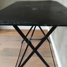 BU20110092 Oude Franse opklapbare terrastafel in prachtige en zeer stevige staat! Ooit al in tijdloos mat zwart geschilderd. Afmeting: 72 cm. hoog / 89 cm. lang . 59 cm. diep. Alleen ophalen.