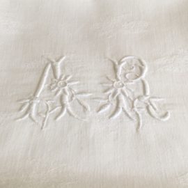 LI20110027 Set van 6 oude Franse servetten van damast met prachtig monogram - A . R - in zeer mooie staat! / Afmeting: 61x61 cm.