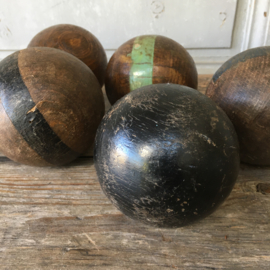 OV20110593 Set of 6 old French wooden croquet balls in beautiful condition and now so decorative ... Size: +/- 9 cm. intersection.