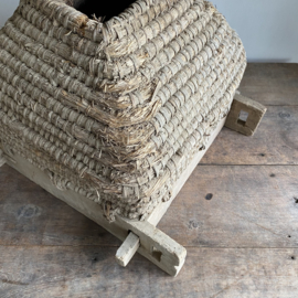 BU20110167 Antieke Franse bijenkorf van gevlochten stro en hout in verweerde staat, maar nog steeds zo decoratief....periode: 19de eeuw. Afmeting: 47 cm breed / 42 cm hoog / 42 cm doorsnede.