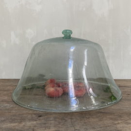 BU20110101 Large antique southern French vegetable garden cloche of mouth-blown glass and still intact handle, period: 18th in beautiful condition! Size: 50.5 cm. cross section / 30 cm. high. Pick up in store only, shipping not possible!
