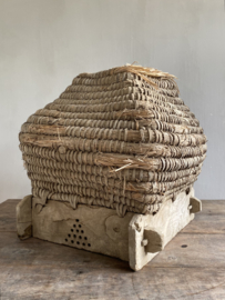 OV20110971 Antique French beehive made of woven reed and wood in beautifully weathered condition! Size: 42 cm wide / 42 cm high / 42 cm cross section