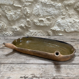 AW20111319 Antique French oven dish in a unique color. In beautiful condition except for a chip on the rim (see photo)! Period: 19th century. Size: 53 cm long / 5.5 cm high / 27 cm cross section.