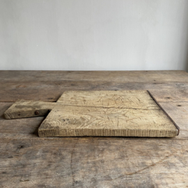 OV20110981 Old French wooden cutting board in weathered, but beautiful condition! Size: 38 cm long (up to handle) / 27.5 cm (to handle) / 23.5 cm wide / 1.5 cm thick.