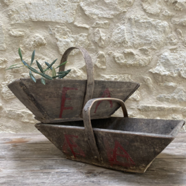 BU20110189 Old French traditional wooden grape harvest basket with winery initials in beautiful grey weathered condition! Size: 46 cm long / 20 cm high (including handle) / 29 cm wide