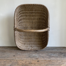 BU20110169 Oude Franse oogstmand van origine gebruikt voor het plukken van paddestoelen in prachtige staat! Afmeting: 51 cm lang / 22 cm hoog (tot hengsel) / 33 cm hoog (inclusief hengsel) / 38 cm breed.
