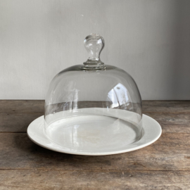 OV20110989 Antieke Franse stolp van mond geblazen glas met sober uitgewerkte greep. Minimale onregelmatigheid in het glas op de greep verder in perfecte staat! Afmeting: +/- 24 cm hoog (t/m de greep) / 24 cm. doorsnede