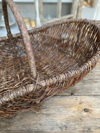 BU20110168 Grote oude Franse oogstmand van gevlochten wilgenteen in prachtige staat! Afmeting:  83 cm lang / 23 cm hoog (tot hengsel)  / 43 cm (inclusief hengsel) / 44,5 cm breed.