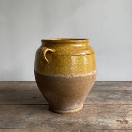 AW20111200 Antieke Franse confitpot periode: 19de eeuw in prachtige okergele tint en staat!  Afmeting: 29 cm hoog /  19  cm doorsnede.