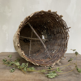 BU20110115 Antique French beehive of willow and loam in beautifully weathered condition! Size: 60 cm. high (up to the wooden handle) / 40 cm. cross section. Pick up in store only!