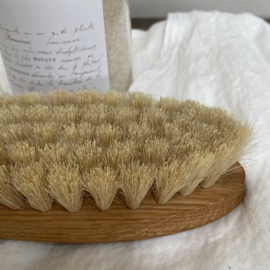 IH003 Bath brush with oil treated oak and horsehair