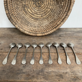 OV20110899 Set of 9 old French pewter soup spoons with a sober appearance and in beautiful condition. Size: 20.5 cm long / +/- 4 cm. cross section (spoon)