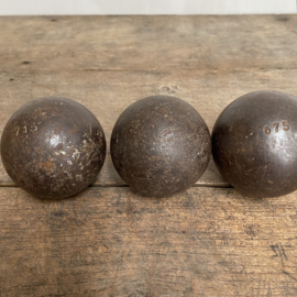 OV20110909 Set van 5 Franse pétanque ballen in mooi verweerde staat. Afmeting +/- 7 cm. doorsnede