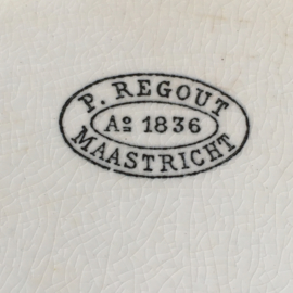 AW20110638 Antiek bord stempel - P. Regout anno 1836 Maastricht - periode: 1881. Licht beboterd en in prachtige staat! / Afmeting: 34 cm. doorsnede.