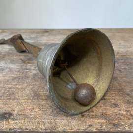 OV20111018 Antique French doorbell period: 1900. The bell stamped number 12 is made of copper and the clapper gives a nice clear sound. In beautiful condition! Dimensions: 31 cm high / 10 cm diameter