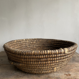 OV20111039 Grote oude Franse oogstmand van gevlochten stro met 2 handgrepen in mooie staat! Afmeting: 59 cm doorsnede / 17 cm hoog.