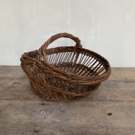 OV20110770 Old French willow wicker harvest basket in beautiful condition! Size: 39 cm. long / 16 cm. high / 28 cm. cross section.