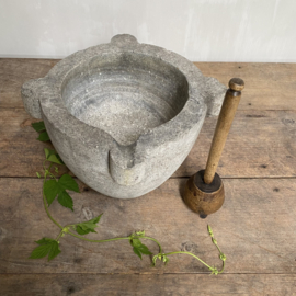 OV20110474 Beautiful antique French 19th century mortar of gray marble .... so beautiful in its simplicity and colour! Size: 20 cm. high / 32.5 cm. cross-section (incl. handles) Pick up in store only!