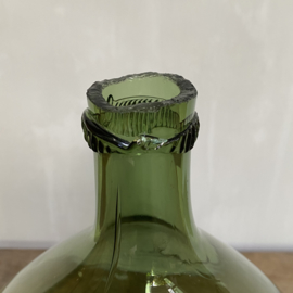 OV20110771 Kleine oude Franse mond geblazen (in mal) wijnfles "dame Jeanne " met traditionele afgeslagen hals in prachtige staat! / Afmeting: +/- 34,5 c,. hoog / 21,5 cm. doorsnede (over de buik)