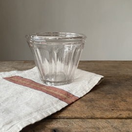OV20111054 Large antique French confiture jar made of mouth-blown glass, a minimal chip on the edge (see photo), otherwise in beautiful condition! Size: 11 cm high / 13 cm cross section