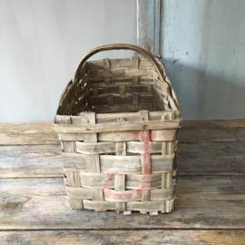 OV20110540 Old French harvest basket in beautiful condition! Dimensions: 50.5 cm. long / 23.5 cm. high / 24 cm. wide.