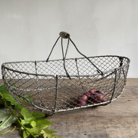 BU20110135 Old French iron wire harvest basket, beautifully weathered by the influence of the sea and southern French sun...In beautiful condition! Size: 51 cm long / 36.5 cm cross section / 17.5 cm high (to handle)