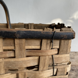 BU20110143 Old French harvest basket made of woven chestnut in beautiful condition! Size: 54 cm long / 34 cm high (up to and including handle) / 32.5 cm cross section