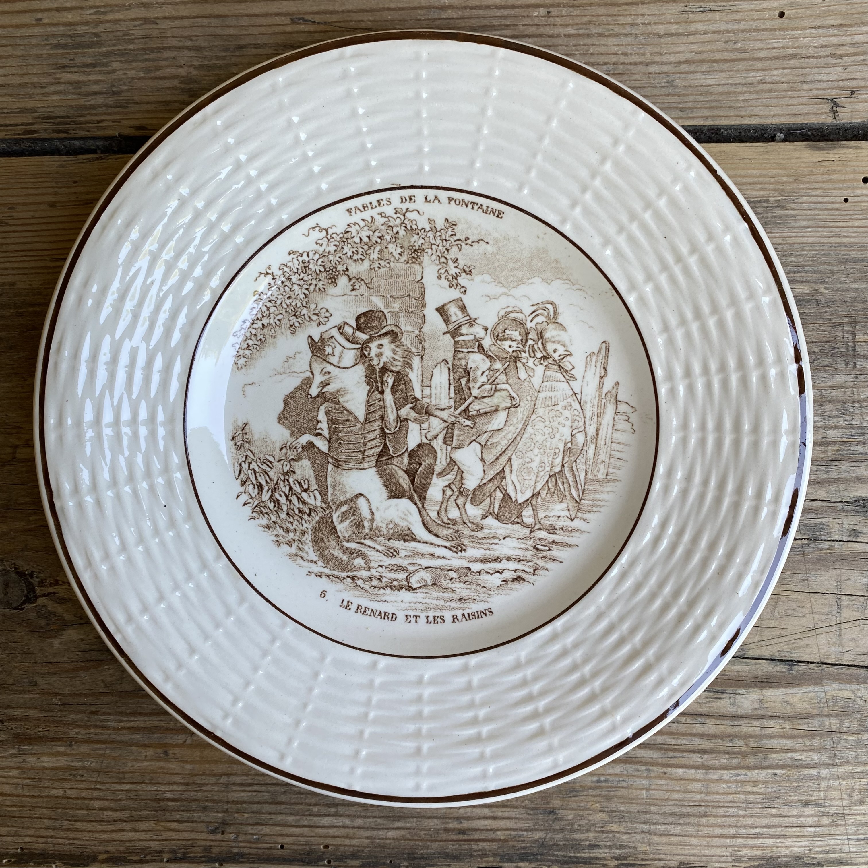 AW20111229 Set van 10 antieke Franse spotprent bordjes met afbeeldingen van " Fables de la Fontaine " stempel -  Digoin & Sarreguemines France - periode ná 1919 in prachtige staat! Afmeting:  18 cm doorsnede