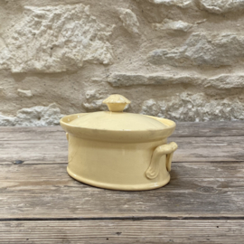 AW20111302 Antique French tureen size 7 in beautiful soft yellow.. stamp - Terre a Feu UC Sarreguemines - period: before 1895 has a small, stable hairline on the lid, otherwise in beautiful condition! Size: 17 cm long/ 7.5 cm high/12.5 cross section