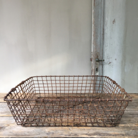 OV20110466 Old French iron oyster basket in low model and in beautiful weathered condition! Dimensions: 53.5 cm. long / 47.5 cm. wide / 14.5 cm. high.