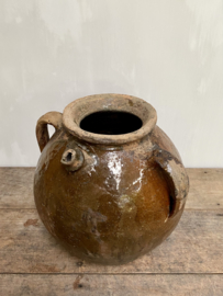 AW20110934 Large antique southern French 18th century walnut oil jug from the Périgord region in beautiful earthy colours. In beautiful weathered condition! Size: 33 cm. high / +/- 33 cm. cross section (up to the handles). Pickup at shop only.