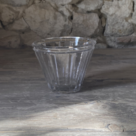 OV20111083 Antique French confiture jar made of mouth-blown glass. A small irregularity on the edge, see photo for details, otherwise in beautiful condition! Size: 9 cm high / +/- 11.5 cm cross section