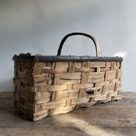 BU20110143 Old French harvest basket made of woven chestnut in beautiful condition! Size: 54 cm long / 34 cm high (up to and including handle) / 32.5 cm cross section