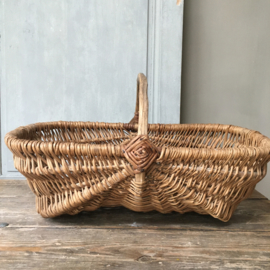 OV20110650 Old French willow wicker picking basket in beautiful condition! Size: 55 cm. long / 18 cm. high (up to handle) / 34 cm. cross section