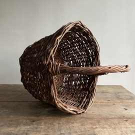 BU20110170 Old French rustic harvest basket made of woven willow wicker in beautiful condition! Size: 31 cm high (up to handle) / +/- 48 cm high (including handle) / 39 cm cross section