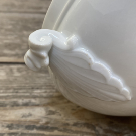 AW20111303 Small old French tureen - blind mark V - beautiful details on the handles and in beautiful condition! Size: 12 cm high / 16.5 cm cross section