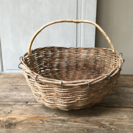 OV20110640 Rustic old French willow wicker basket on iron frame. From the island of Île de Ré in beautiful condition! Size: 17 cm. high (up to handle) / 48 cm.