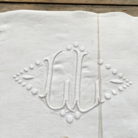 LI20110028 Antique French linen sheet beautiful monogram - C. L. - and finished with lace edge. Has a small wear spot with the monogram (see photo: 4), but otherwise in good condition! / Size: 3.20 mtr. long / 2.30 mtr. wide.