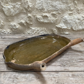 AW20111319 Antique French oven dish in a unique color. In beautiful condition except for a chip on the rim (see photo)! Period: 19th century. Size: 53 cm long / 5.5 cm high / 27 cm cross section.