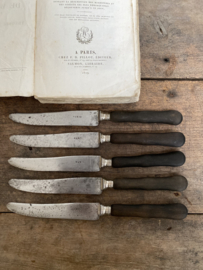 OV20110886 Set of 5 old French knives inscription - Paris - with wooden handle. Beautifully weathered and still in usable condition. Size: 24.5 cm long / 2 cm wide.